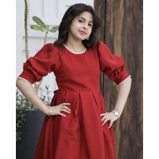 فستان بناتي الأحمر مرصع باللؤلؤ على الياقة والأكمام - 1167 فستان بناتي الأحمر مرصع باللؤلؤ على الياقة والأكمام - 1167