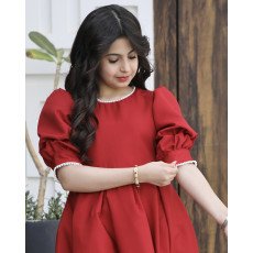 فستان بناتي الأحمر مرصع باللؤلؤ على الياقة والأكمام - 1167 فستان بناتي الأحمر مرصع باللؤلؤ على الياقة والأكمام - 1167