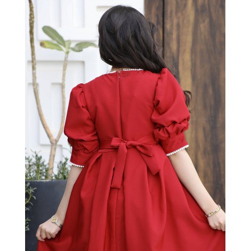 فستان بناتي الأحمر مرصع باللؤلؤ على الياقة والأكمام - 1167 فستان بناتي الأحمر مرصع باللؤلؤ على الياقة والأكمام - 1167