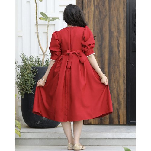 فستان بناتي الأحمر مرصع باللؤلؤ على الياقة والأكمام - 1167 فستان بناتي الأحمر مرصع باللؤلؤ على الياقة والأكمام - 1167