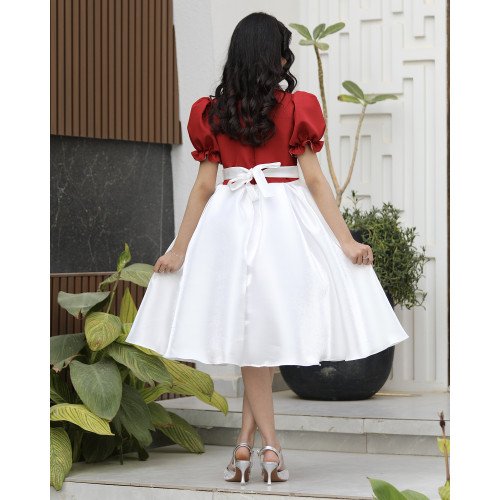 فستان بناتي أحمر بتنورة بيضاء مدمجة | تصميم ياقة "دلعة" مرصعة - 1162 فستان بناتي أحمر بتنورة بيضاء مدمجة | تصميم ياقة "دلعة" مرصعة - 1162