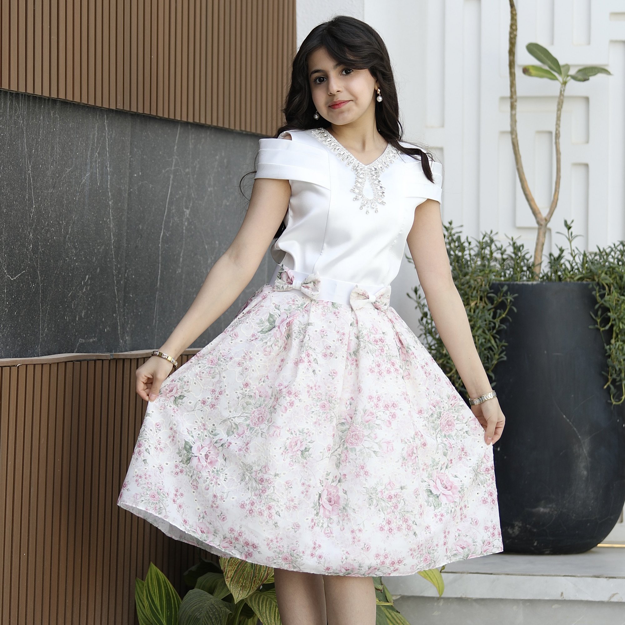 طقم بناتي تيور مورد بفيونكات وبلوزة بأكمام مفتوحة واكسسوار رقبة - M3795