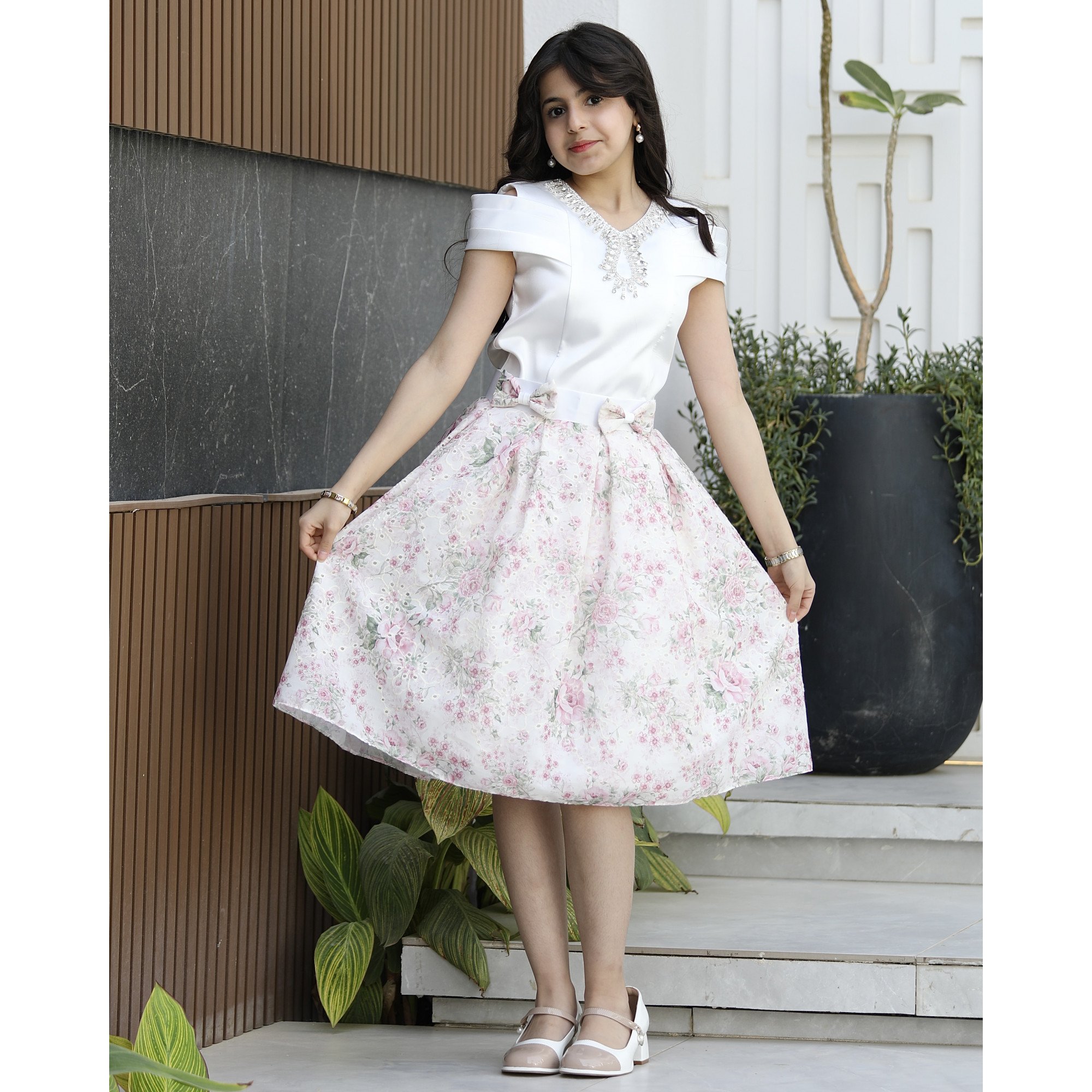 طقم بناتي تيور مورد بفيونكات وبلوزة بأكمام مفتوحة واكسسوار رقبة - M3795