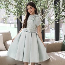 فستان بناتي تفاحي مطرز بفيونكة كتف وتنورة طبقات - M3824