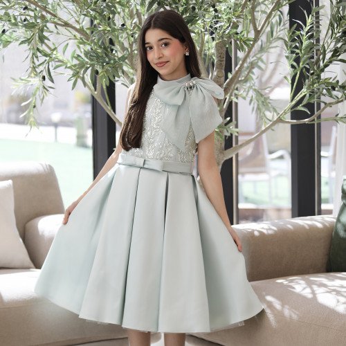 فستان بناتي تفاحي مطرز بفيونكة كتف وتنورة طبقات - M3824