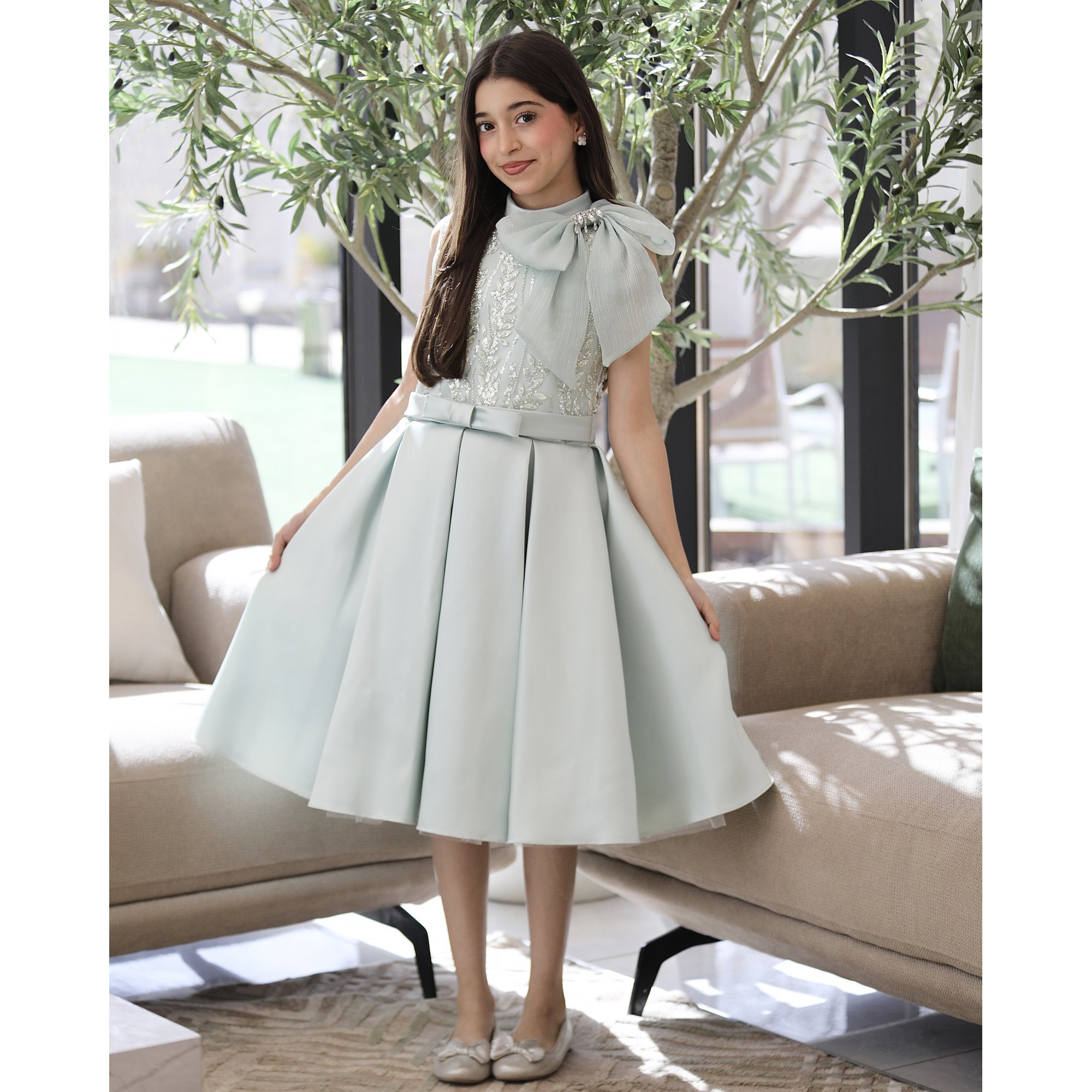 فستان بناتي تفاحي مطرز بفيونكة كتف وتنورة طبقات - M3824