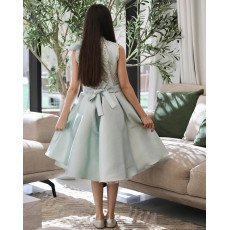 فستان بناتي تفاحي مطرز بفيونكة كتف وتنورة طبقات - M3824