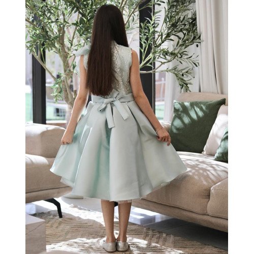 فستان بناتي تفاحي مطرز بفيونكة كتف وتنورة طبقات - M3824