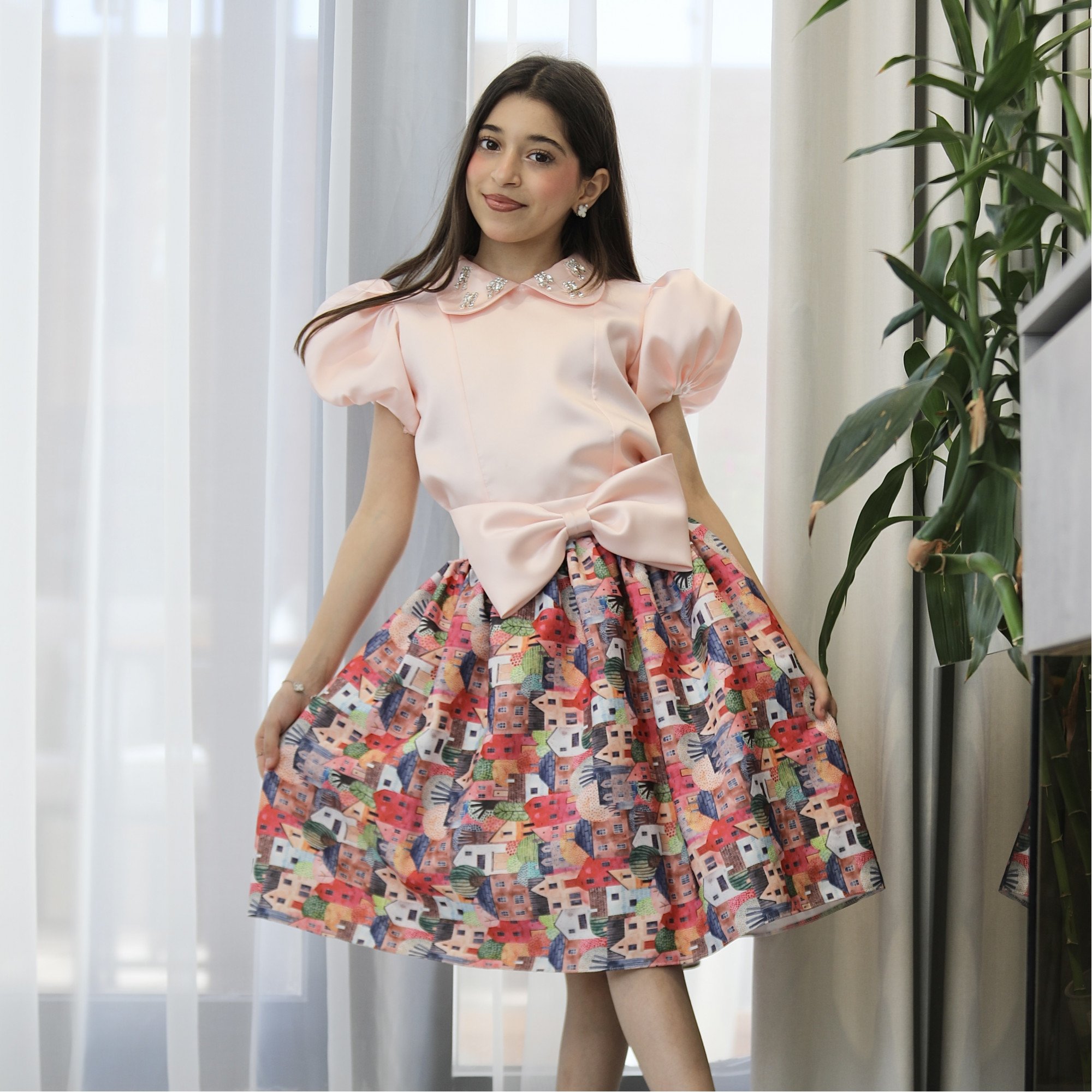 طقم بناتي بلوزة بأكمام منفوشة وتنورة برسمة بيوت ملونة - M3823