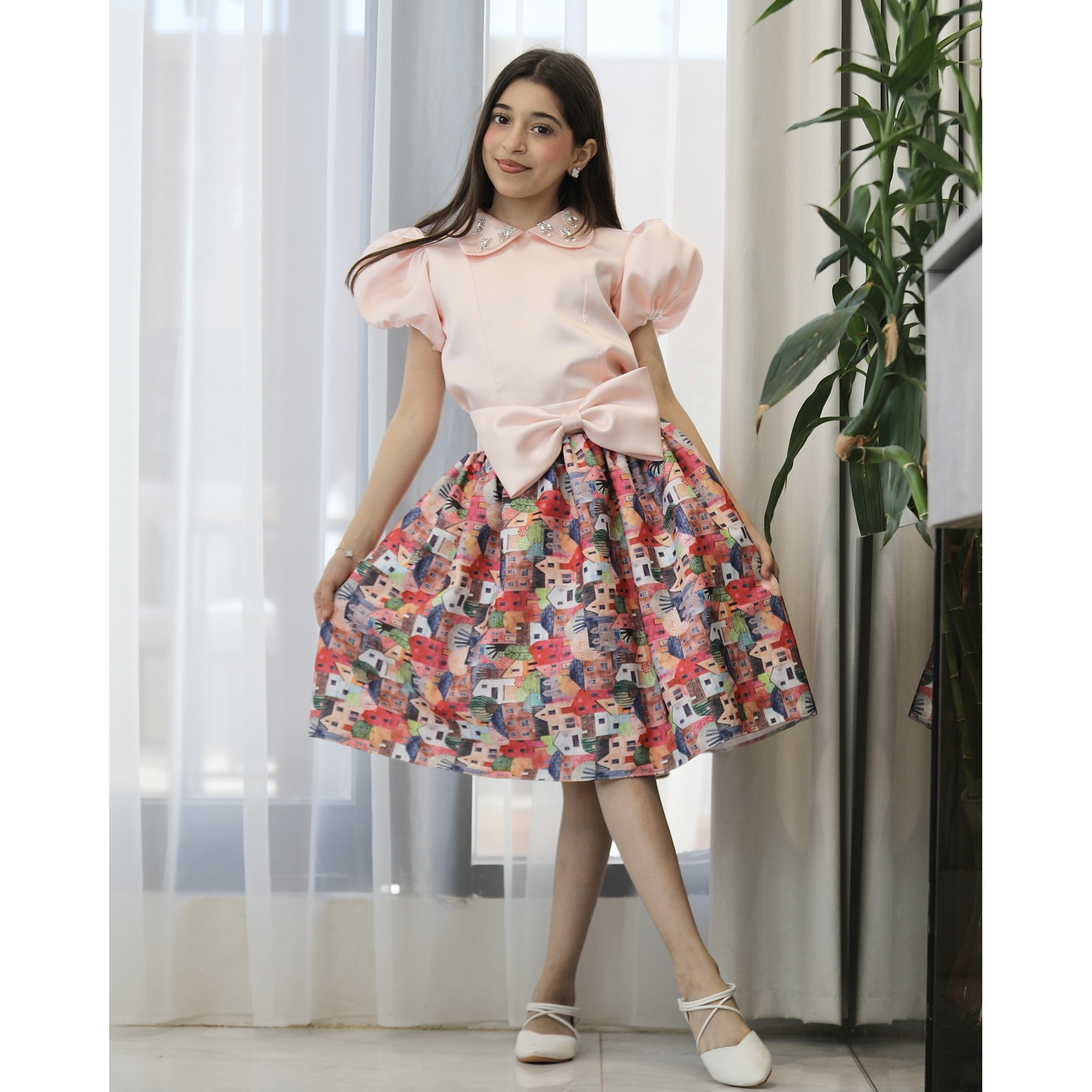 طقم بناتي بلوزة بأكمام منفوشة وتنورة برسمة بيوت ملونة - M3823