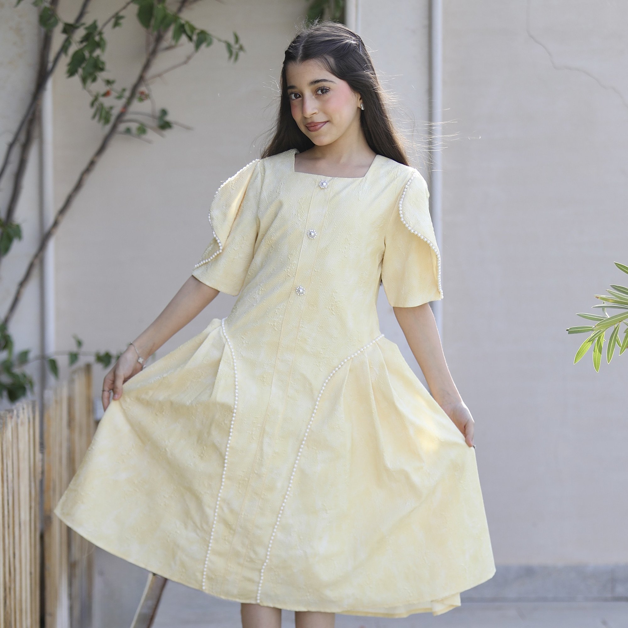 فستان بناتي بنقوش وأكمام فراشة مرصعة باللؤلؤ | لون اصفر ولحمي - kj2103