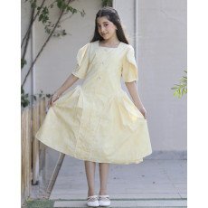 فستان بناتي بنقوش وأكمام فراشة مرصعة باللؤلؤ | لون اصفر ولحمي - kj2103 فستان بناتي بنقوش وأكمام فراشة مرصعة باللؤلؤ | لون اصفر ولحمي - kj2103