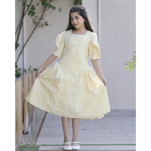 فستان بناتي بنقوش وأكمام فراشة مرصعة باللؤلؤ | لون اصفر ولحمي - kj2103 فستان بناتي بنقوش وأكمام فراشة مرصعة باللؤلؤ | لون اصفر ولحمي - kj2103