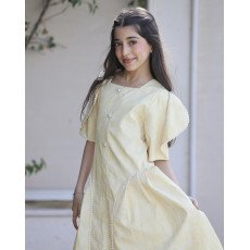 فستان بناتي بنقوش وأكمام فراشة مرصعة باللؤلؤ | لون اصفر ولحمي - kj2103 فستان بناتي بنقوش وأكمام فراشة مرصعة باللؤلؤ | لون اصفر ولحمي - kj2103