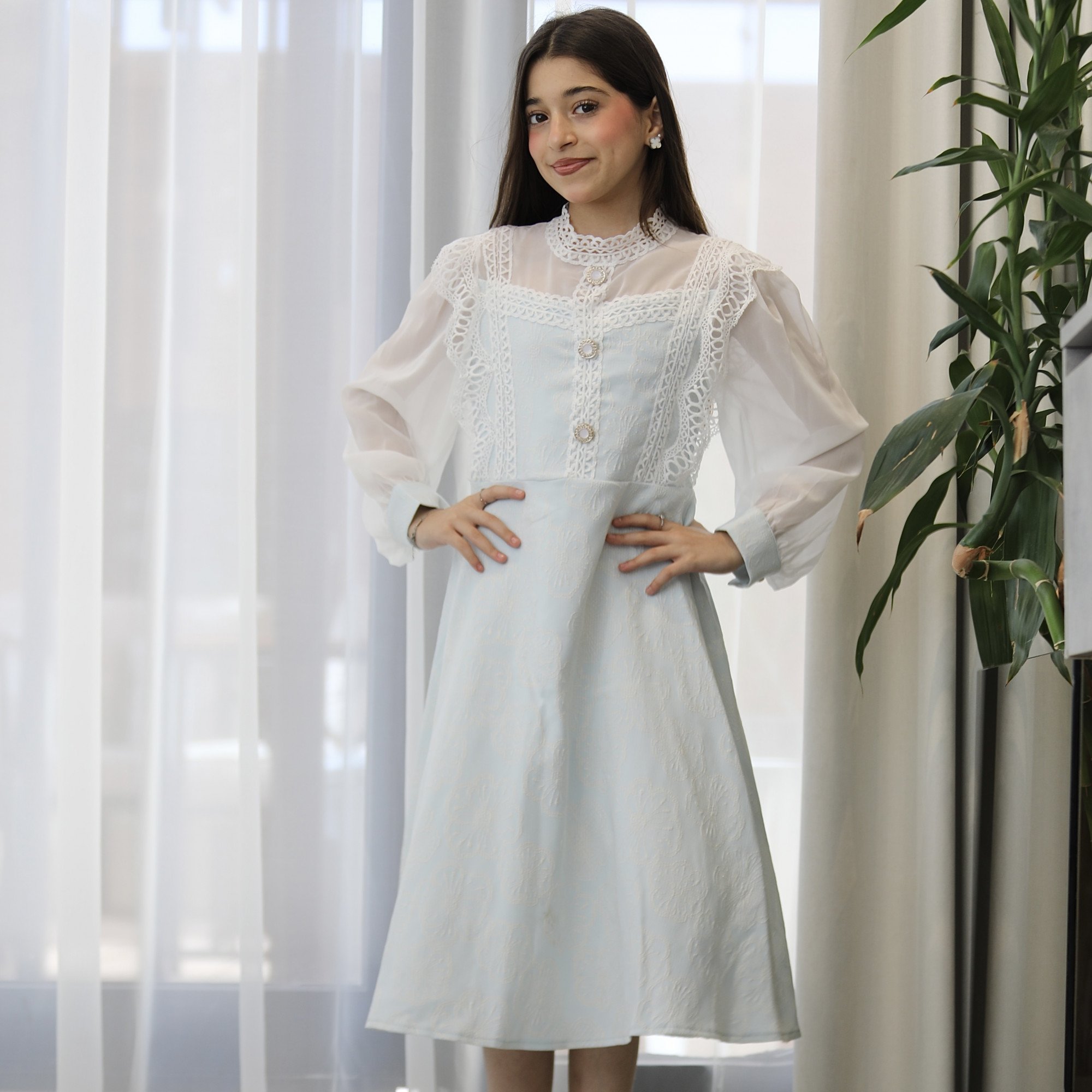 فستان بناتي سماوي بنقوش وكلفة بيضاء وأكمام شفافة | ألوان (سماوي، كريمي) - kj2101