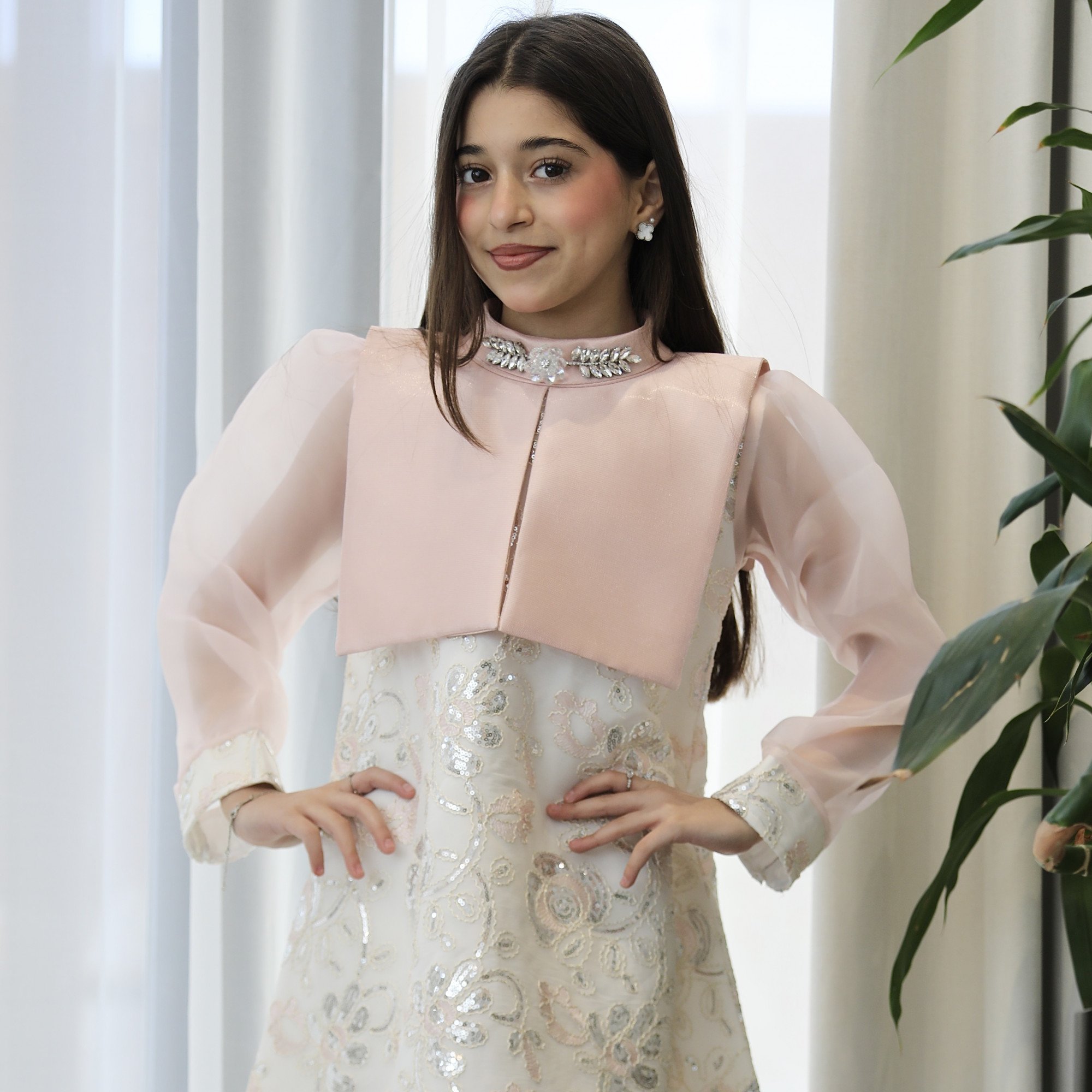 فستان بناتي لحمي مطرز فضي بأكمام شفافة واكسسوار رقبة - 1204