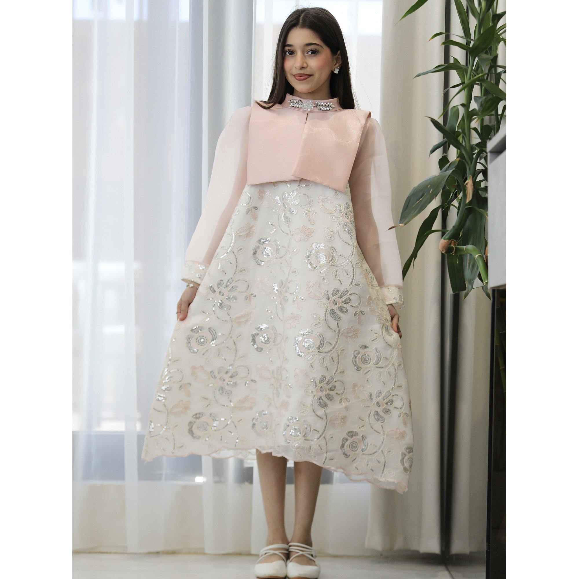 فستان بناتي لحمي مطرز فضي بأكمام شفافة واكسسوار رقبة - 1204