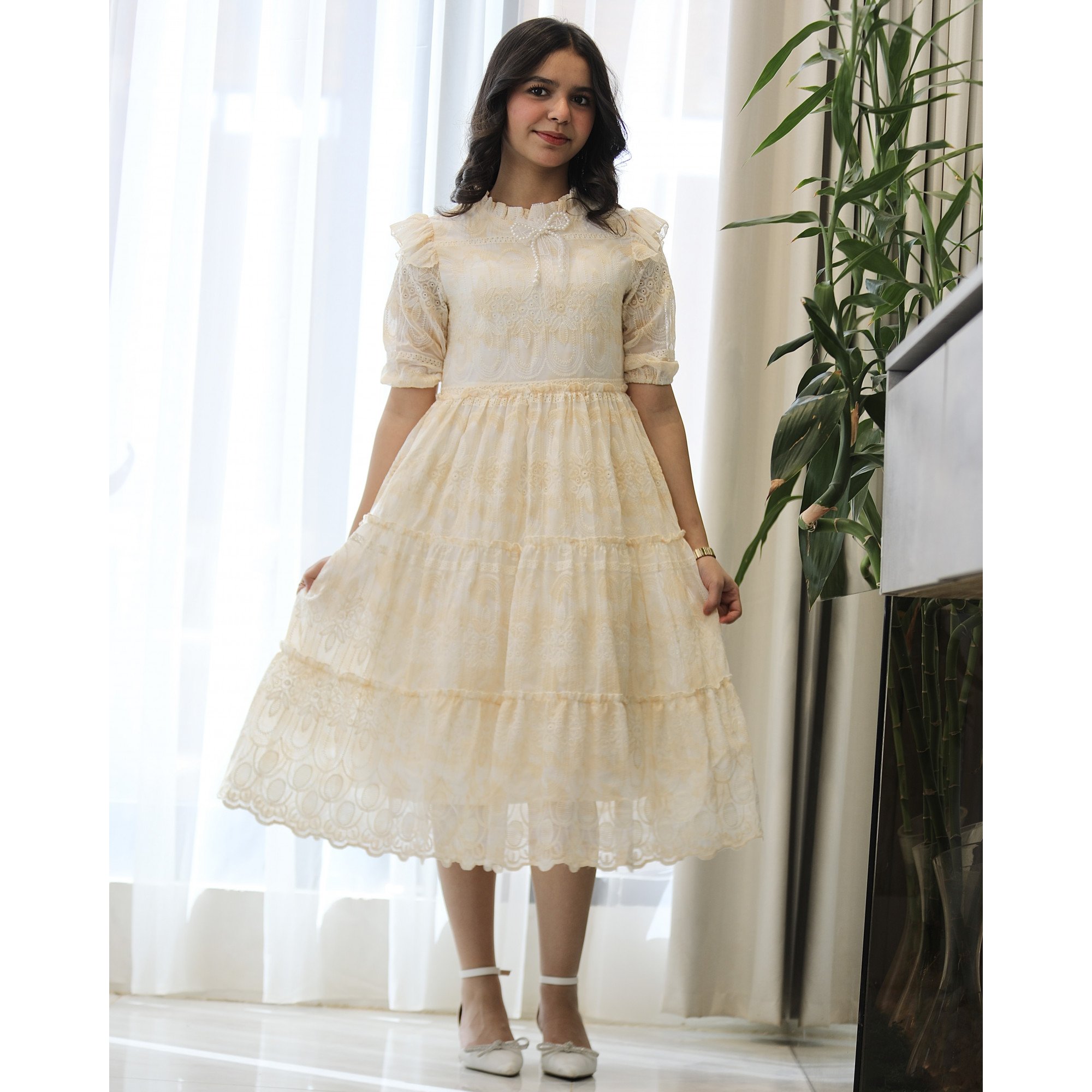 فستان بناتي أصفر للعيد بتطريز فاخر وياقة لؤلؤ وكسرات طبقات - kj2104