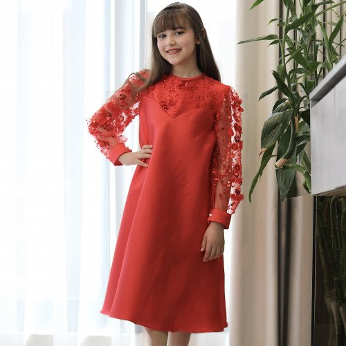 فستان بناتي أحمر سادة بصدر وأكمام دانتيل ورود بارزة - M3826