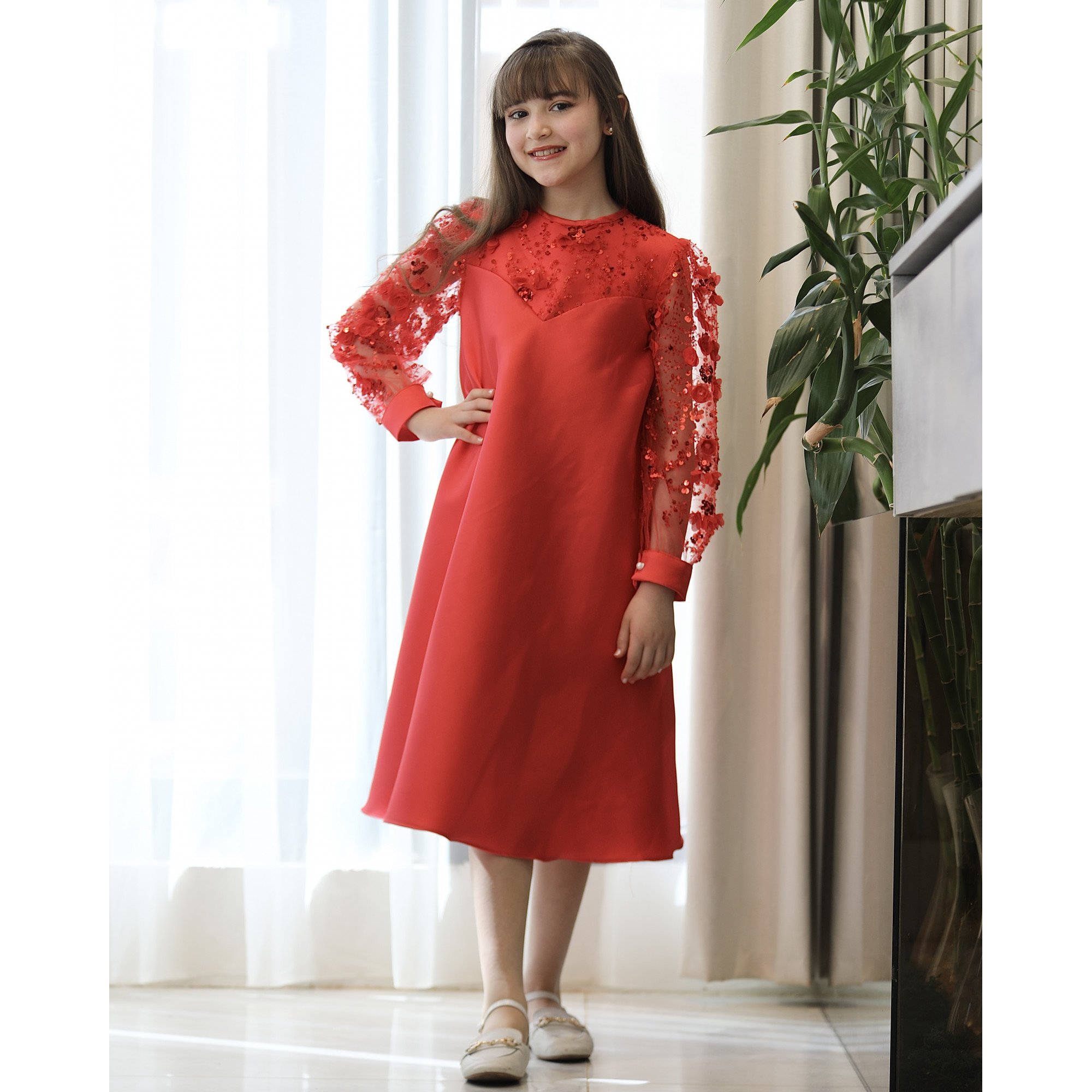 فستان بناتي أحمر سادة بصدر وأكمام دانتيل ورود بارزة - M3826