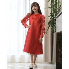 فستان بناتي أحمر سادة بصدر وأكمام دانتيل ورود بارزة - M3826