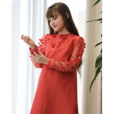 فستان بناتي أحمر سادة بصدر وأكمام دانتيل ورود بارزة - M3826