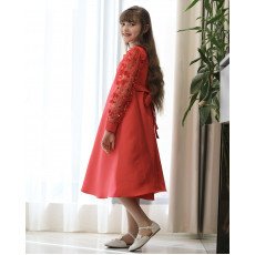 فستان بناتي أحمر سادة بصدر وأكمام دانتيل ورود بارزة - M3826