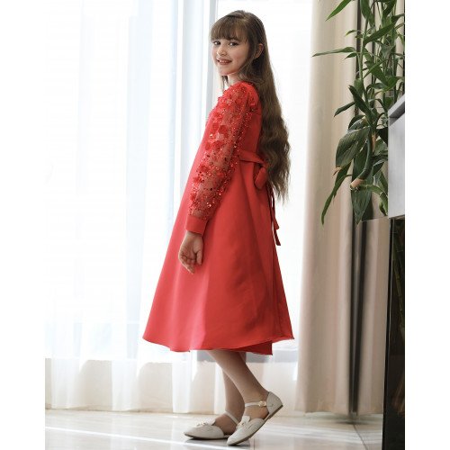 فستان بناتي أحمر سادة بصدر وأكمام دانتيل ورود بارزة - M3826
