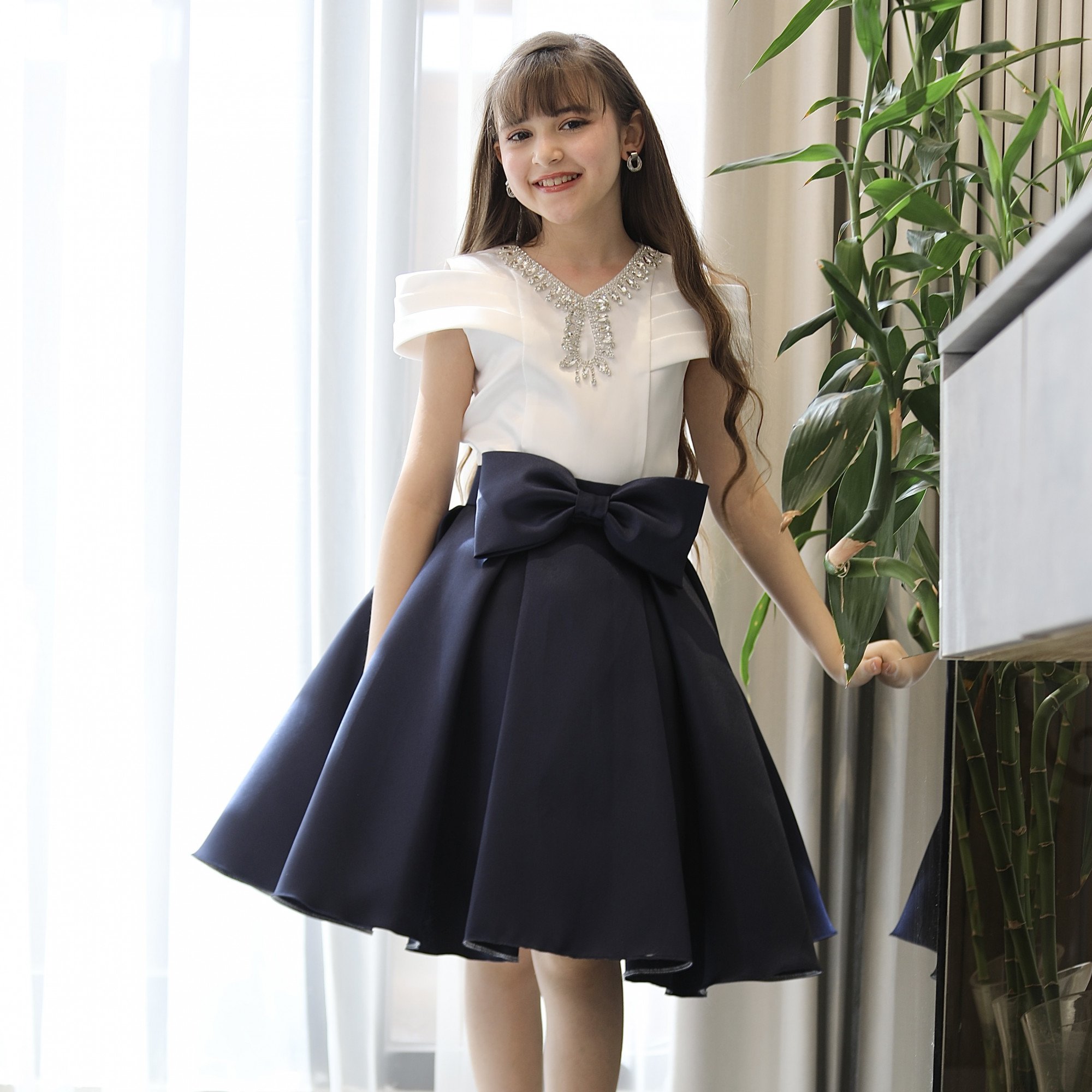 طقم بناتي تيور كحلي بفيونكة خصر وبلوزة مرصعة باكسسوار - M3807