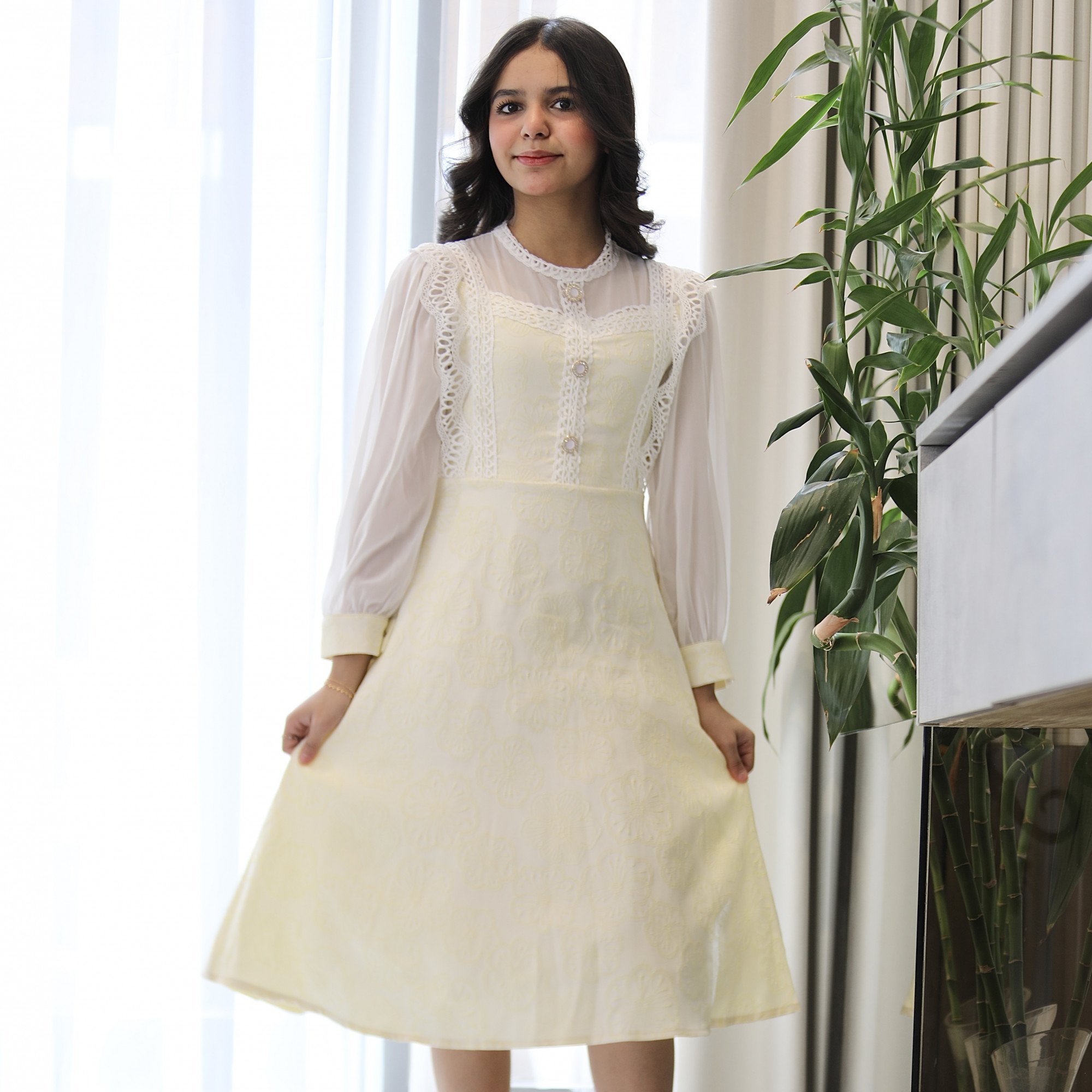 فستان بناتي كريمي بنقوش وكلفة بيضاء وأكمام شفافة | ألوان (سماوي، كريمي) - kj2101