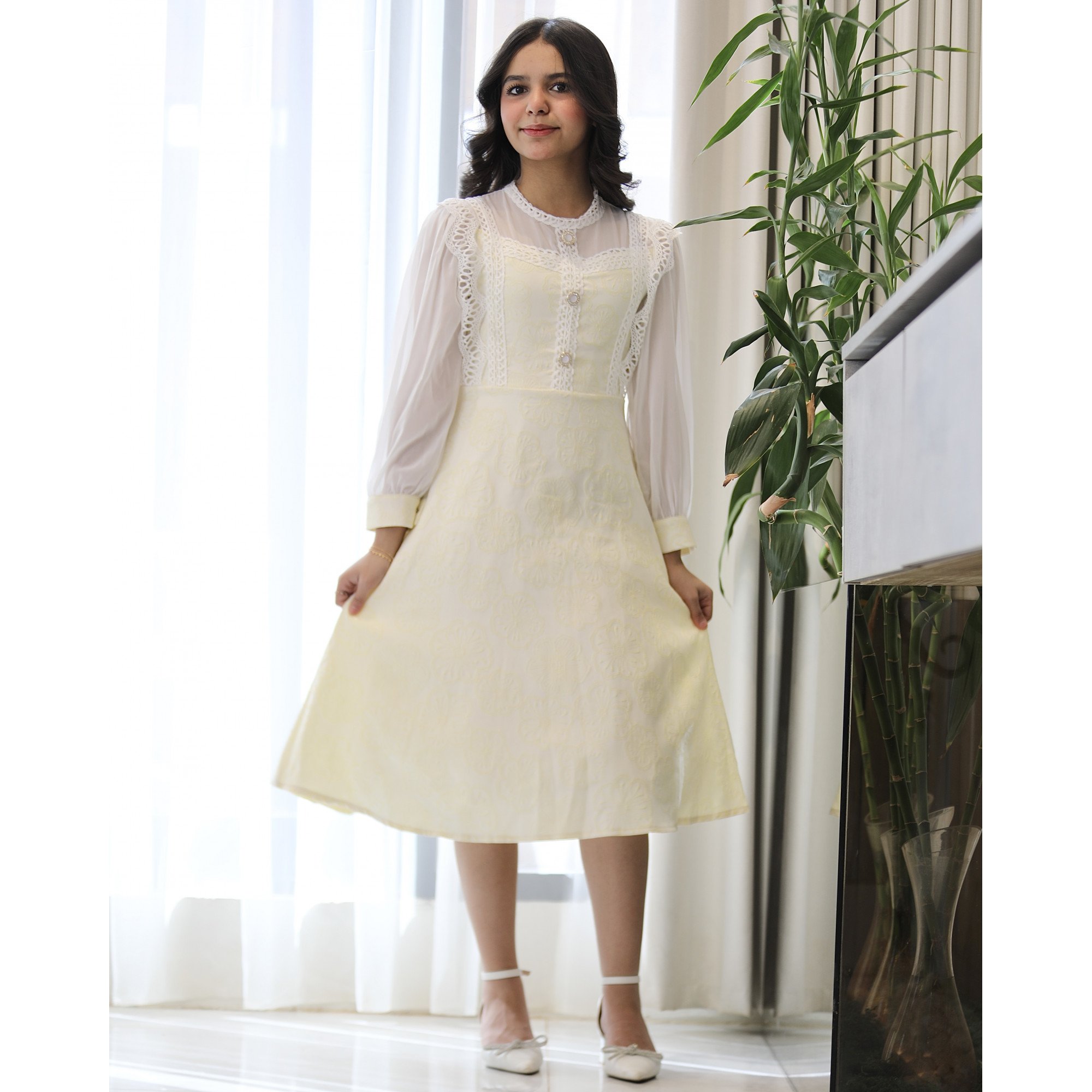 فستان بناتي كريمي بنقوش وكلفة بيضاء وأكمام شفافة | ألوان (سماوي، كريمي) - kj2101