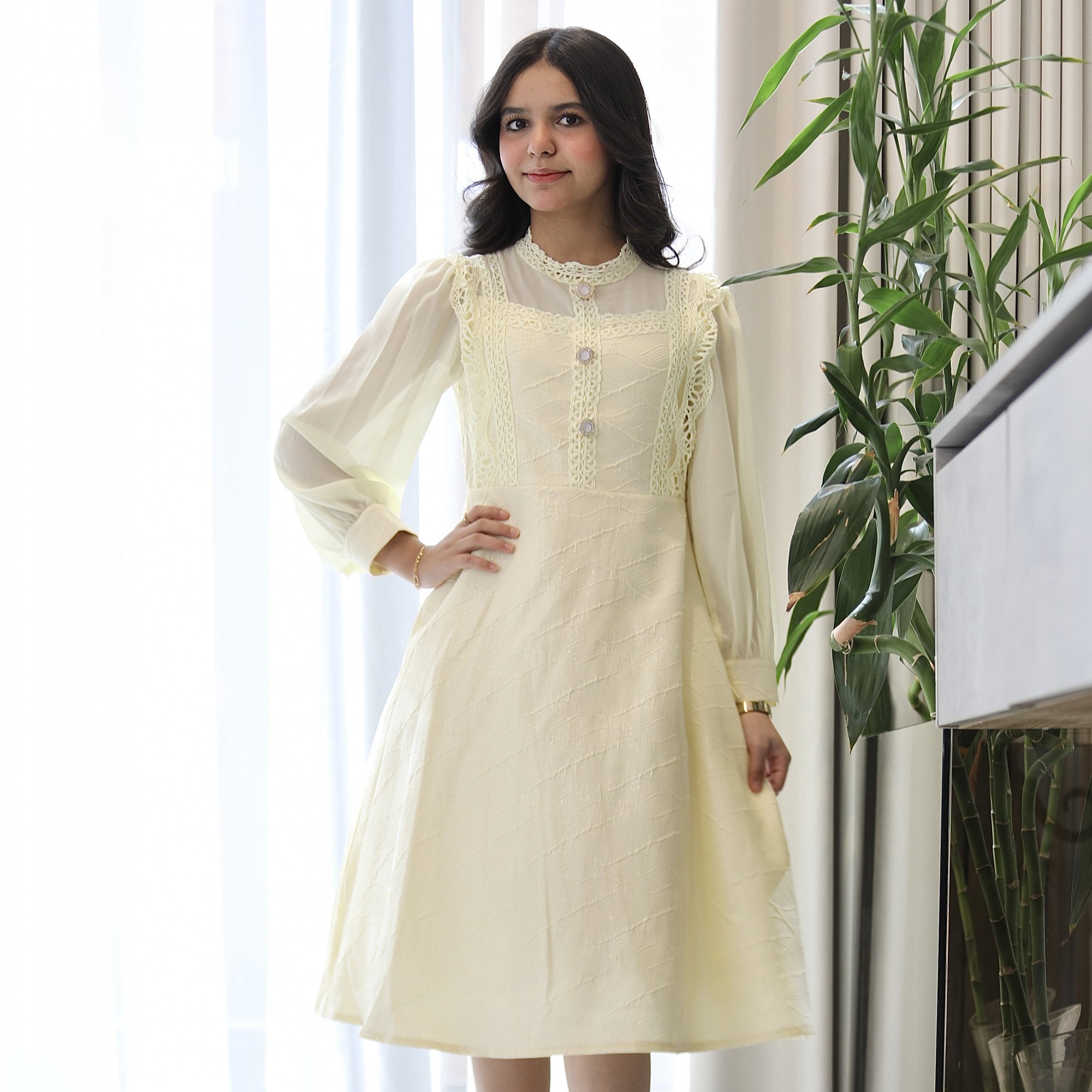 فستان بناتي ليموني بنقوش وكلفة بيضاء وأكمام شفافة - kj2100