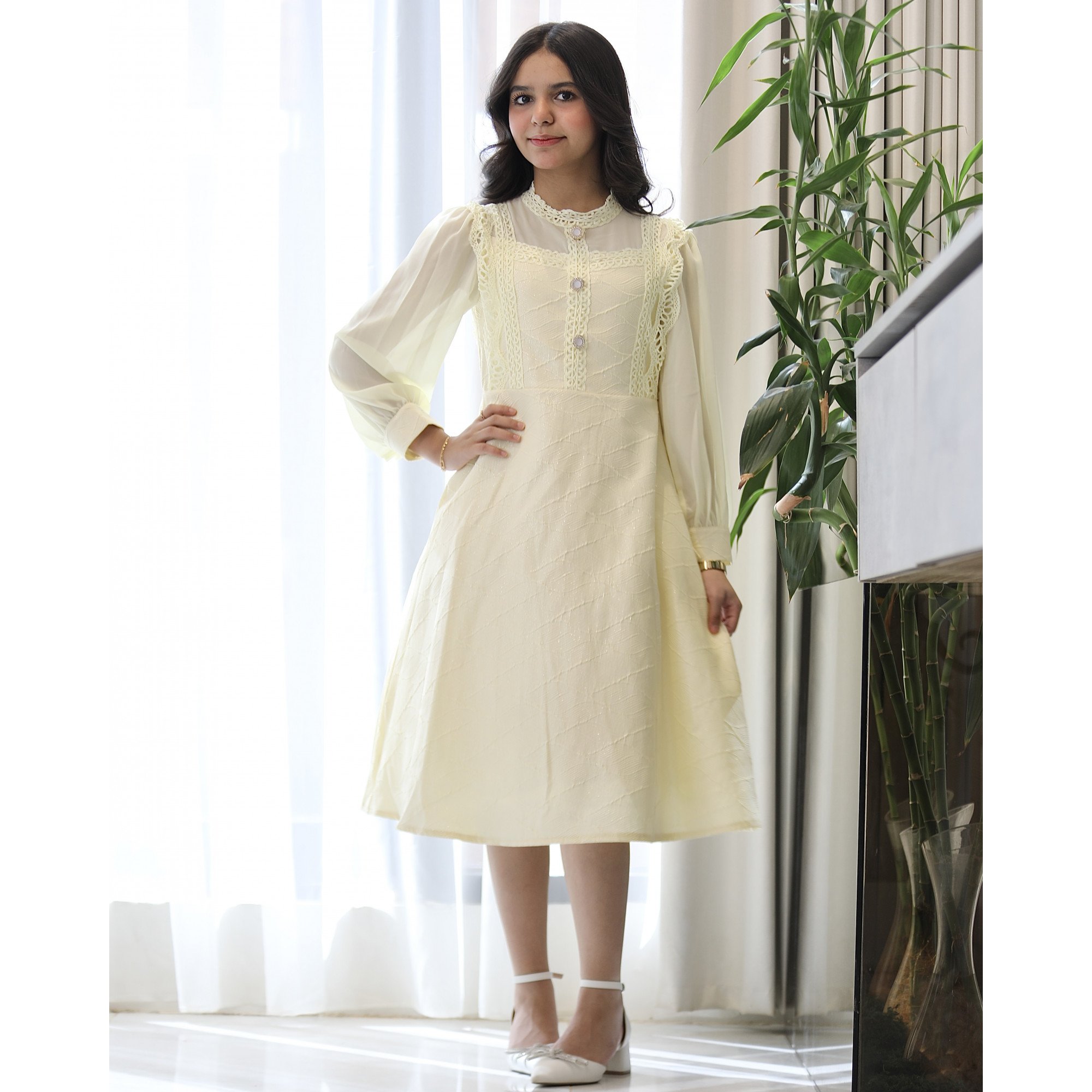 فستان بناتي ليموني بنقوش وكلفة بيضاء وأكمام شفافة - kj2100