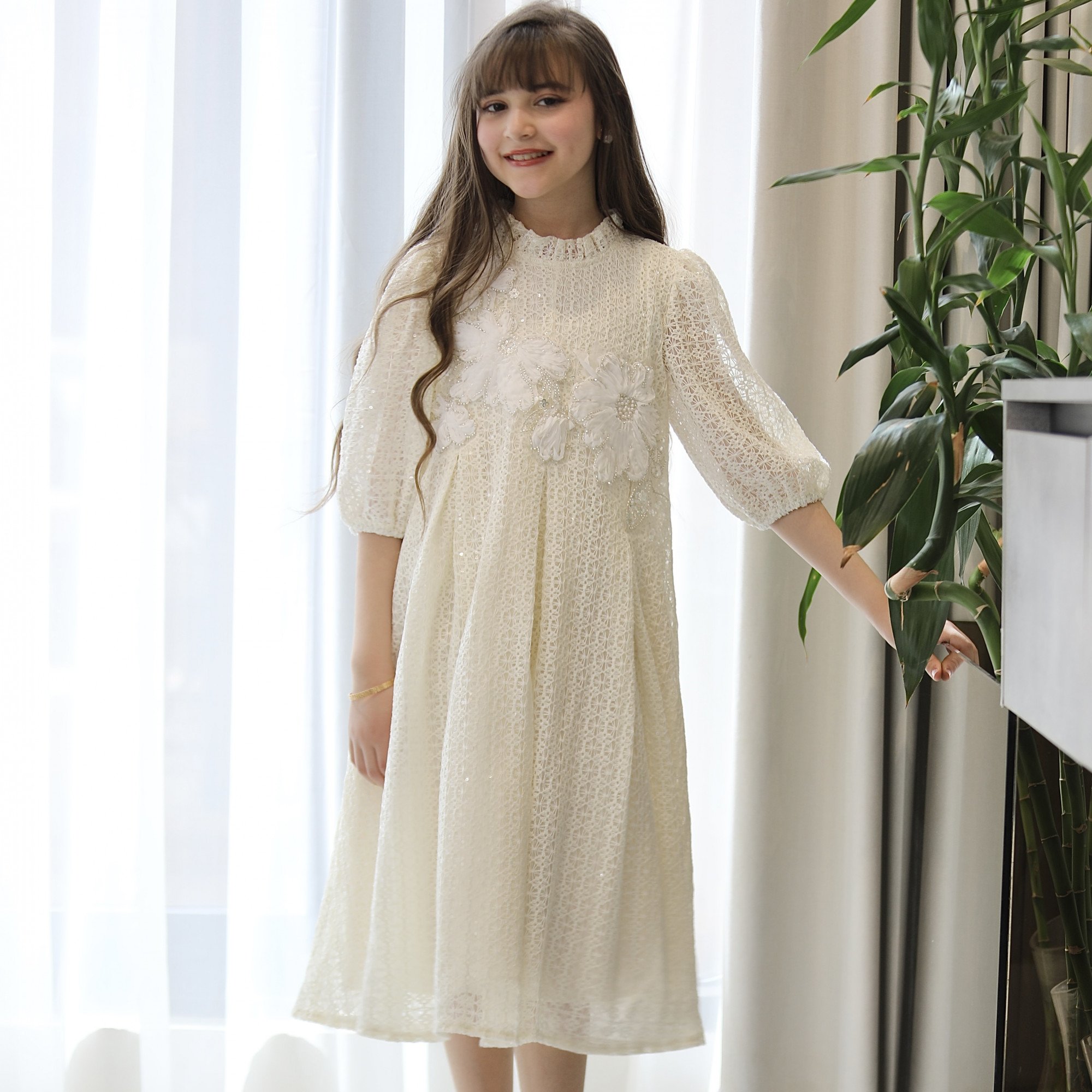 فستان بناتي أوف وايت قماش شبك مطرز بزهور بارزة | تصميم كشكشة وطبقات كلوش - kj2106