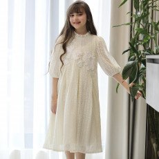 فستان بناتي أوف وايت قماش شبك مطرز بزهور بارزة | تصميم كشكشة وطبقات كلوش - kj2106