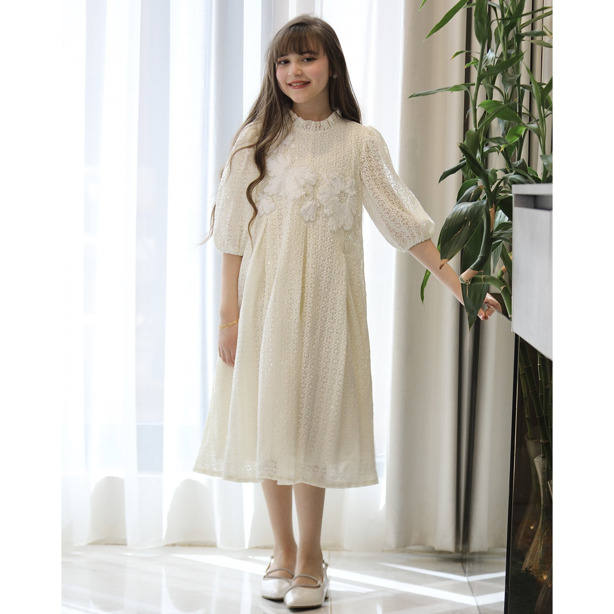 فستان بناتي أوف وايت قماش شبك مطرز بزهور بارزة | تصميم كشكشة وطبقات كلوش - kj2106