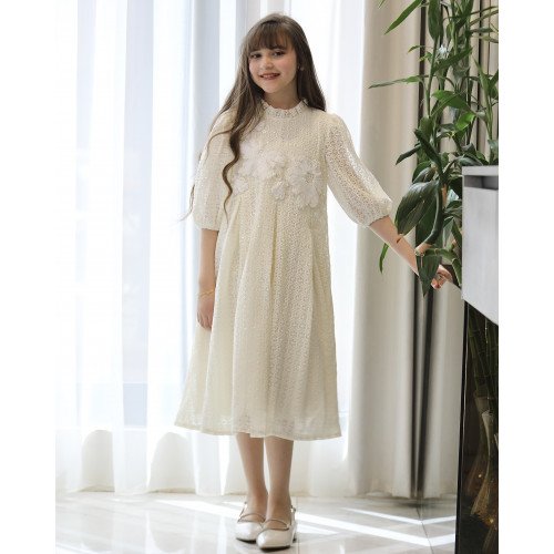 فستان بناتي أوف وايت قماش شبك مطرز بزهور بارزة | تصميم كشكشة وطبقات كلوش - kj2106