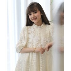 فستان بناتي أوف وايت قماش شبك مطرز بزهور بارزة | تصميم كشكشة وطبقات كلوش - kj2106