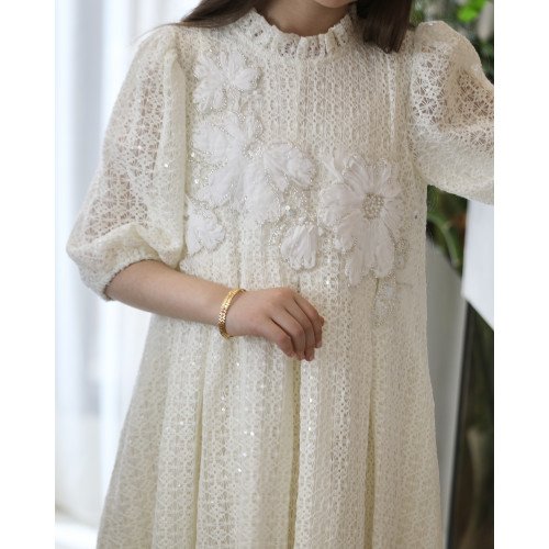 فستان بناتي أوف وايت قماش شبك مطرز بزهور بارزة | تصميم كشكشة وطبقات كلوش - kj2106