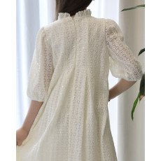 فستان بناتي أوف وايت قماش شبك مطرز بزهور بارزة | تصميم كشكشة وطبقات كلوش - kj2106