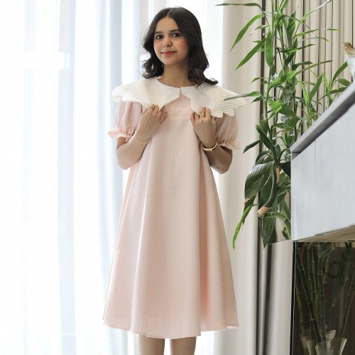 فستان بناتي مخطط بتصميم خصر مفتوح ودلعة بيضاء راقية - 1226 فستان بناتي مخطط بتصميم خصر مفتوح ودلعة بيضاء راقية - 1226