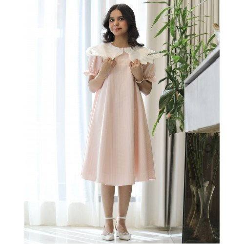 فستان بناتي مخطط بتصميم خصر مفتوح ودلعة بيضاء راقية - 1226 فستان بناتي مخطط بتصميم خصر مفتوح ودلعة بيضاء راقية - 1226