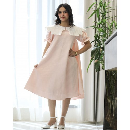 فستان بناتي مخطط بتصميم خصر مفتوح ودلعة بيضاء راقية - 1226 فستان بناتي مخطط بتصميم خصر مفتوح ودلعة بيضاء راقية - 1226