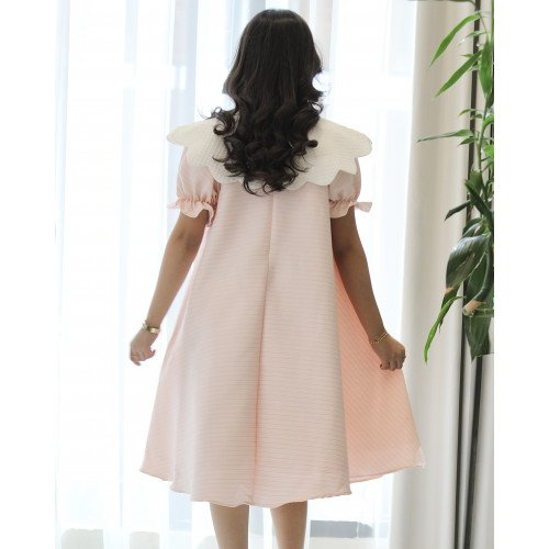 فستان بناتي مخطط بتصميم خصر مفتوح ودلعة بيضاء راقية - 1226 فستان بناتي مخطط بتصميم خصر مفتوح ودلعة بيضاء راقية - 1226