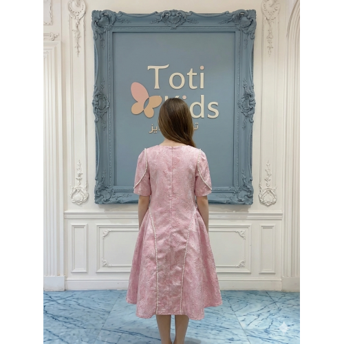 فستان بناتي بنقوش وأكمام فراشة مرصعة باللؤلؤ | لون اصفر ولحمي - kj2103 فستان بناتي بنقوش وأكمام فراشة مرصعة باللؤلؤ | لون اصفر ولحمي - kj2103