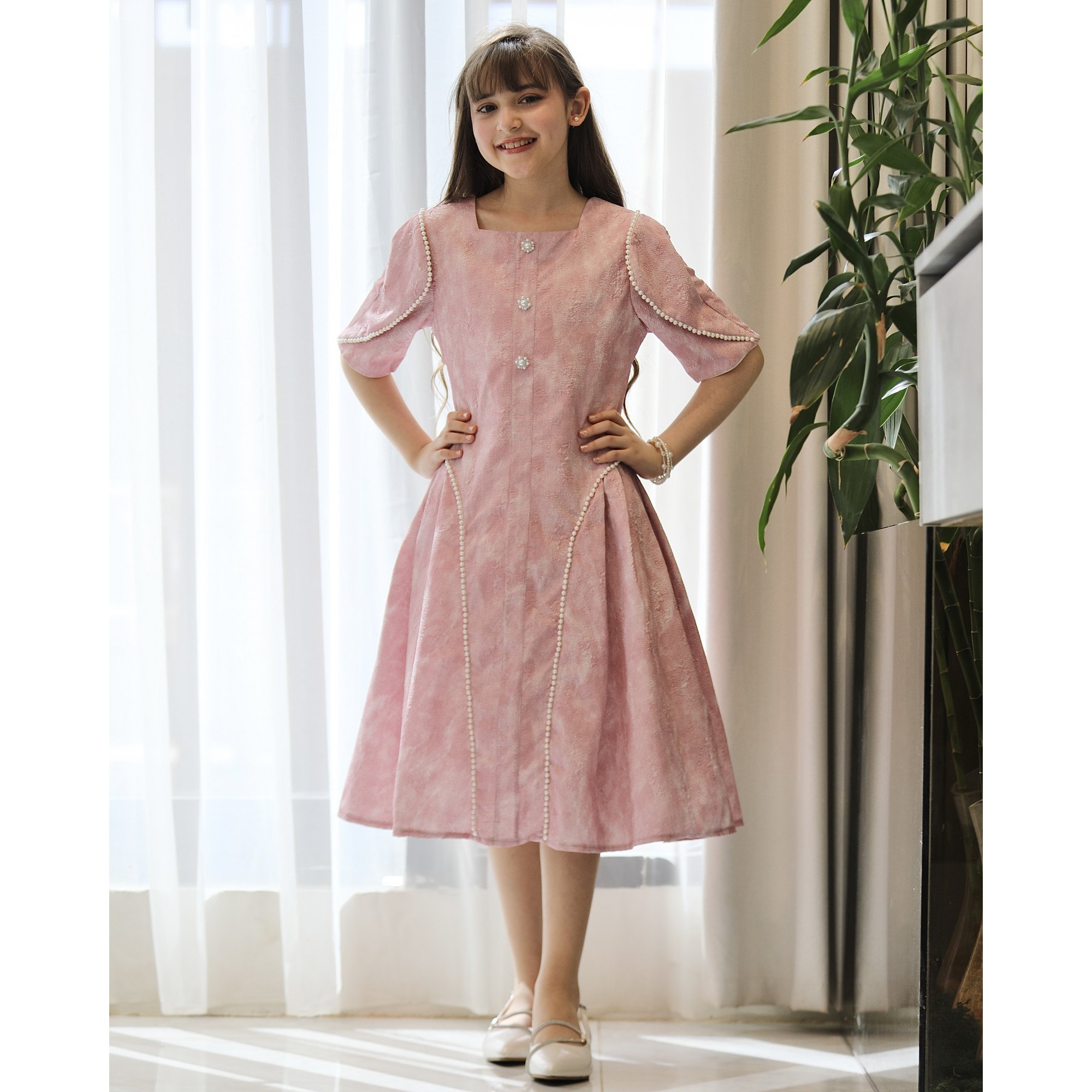 فستان بناتي بنقوش وأكمام فراشة مرصعة باللؤلؤ | لون لحمي واصفر - kj2103