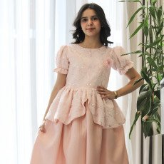 فستان بناتي مطرز بوردة بارزة على الصدر وأكمام منفوشة - 1218 فستان بناتي مطرز بوردة بارزة على الصدر وأكمام منفوشة - 1218