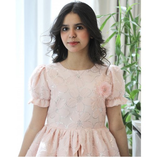 فستان بناتي مطرز بوردة بارزة على الصدر وأكمام منفوشة - 1218 فستان بناتي مطرز بوردة بارزة على الصدر وأكمام منفوشة - 1218
