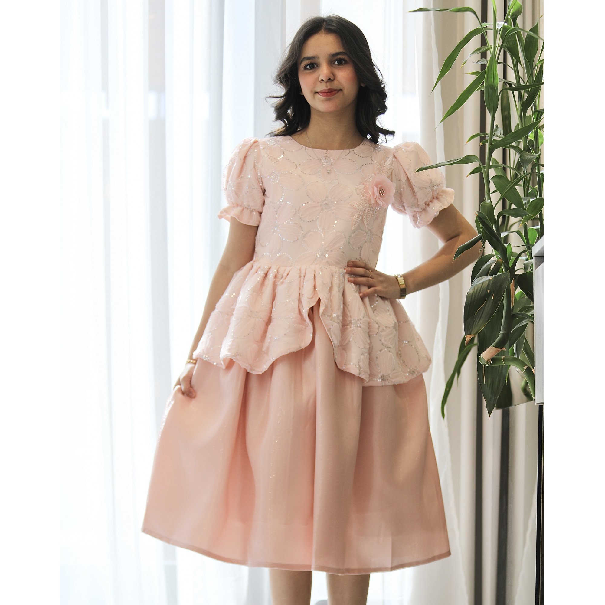 فستان بناتي مطرز بوردة بارزة على الصدر وأكمام منفوشة - 1218