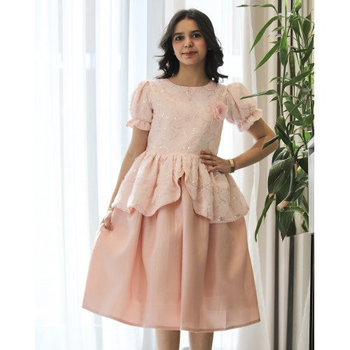 فستان بناتي مطرز بوردة بارزة على الصدر وأكمام منفوشة - 1218 فستان بناتي مطرز بوردة بارزة على الصدر وأكمام منفوشة - 1218